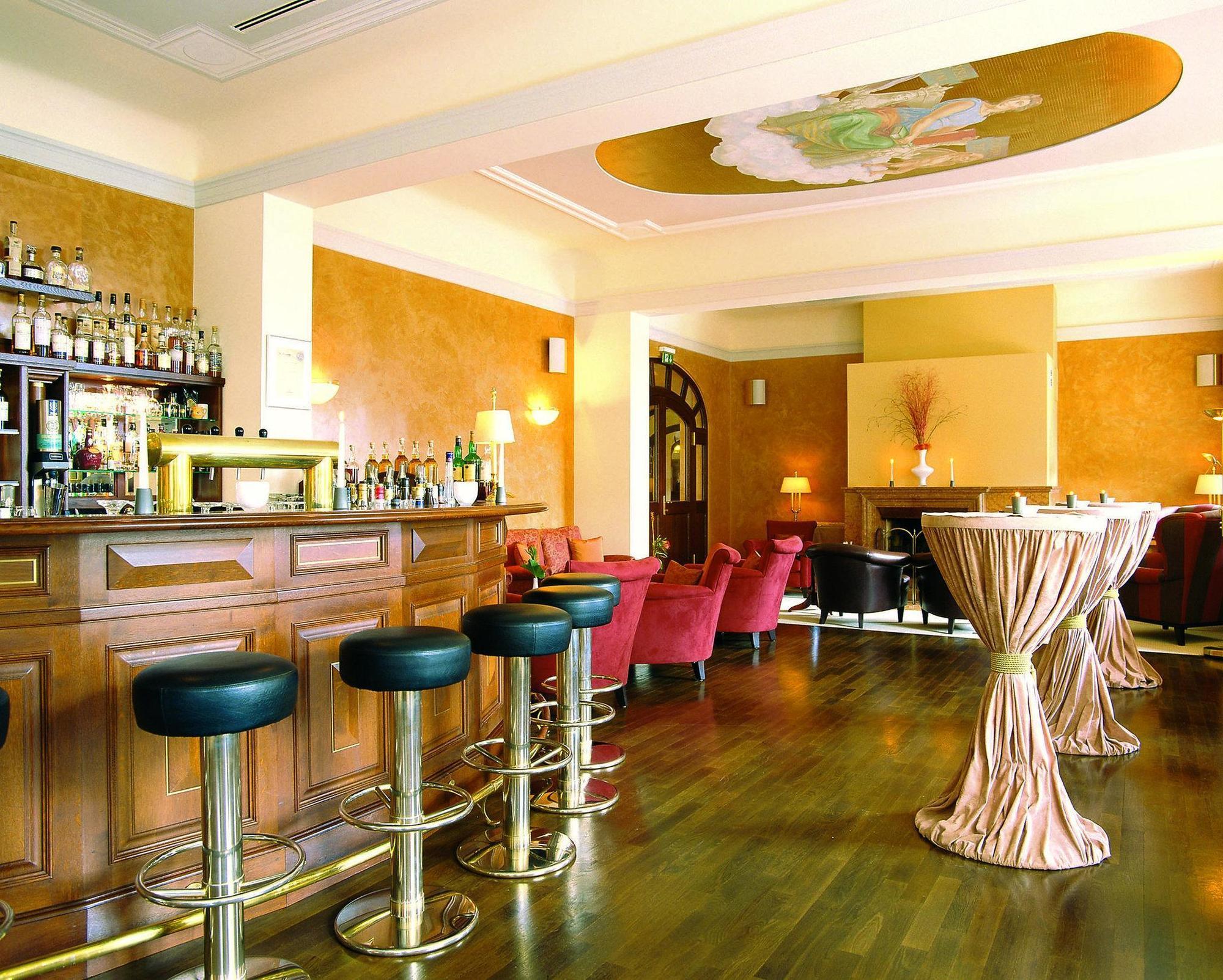 Falkenstein Grand, Autograph Collection